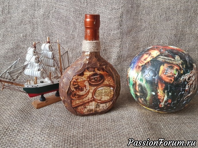 Пиратская бутылка и бутылочка французского вина