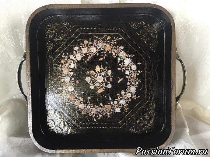 Подносик из фанеры,чёрная и золотая краски , 2х шаговый кракелюр,трафареты покрыты золотой масляной краской,контуры,ручки Подносик из фанеры,чёрная и золотая краски , 2х шаговый кракелюр,трафареты покрыты золотой масляной краской,контуры,ручки