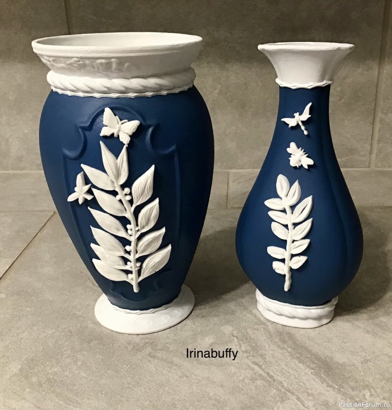Декор двух ваз с ботаническим декором.