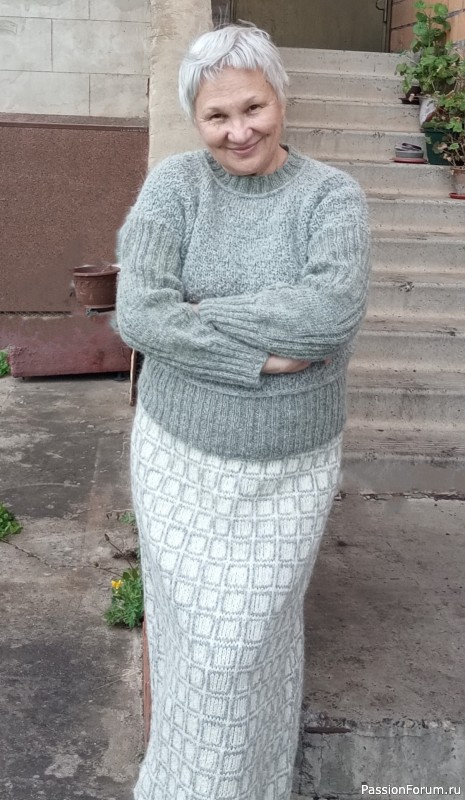 Джемпер двухцветный. Сама придумала.