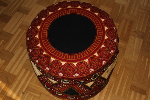 Пуфик из пластиковых бутылок.
