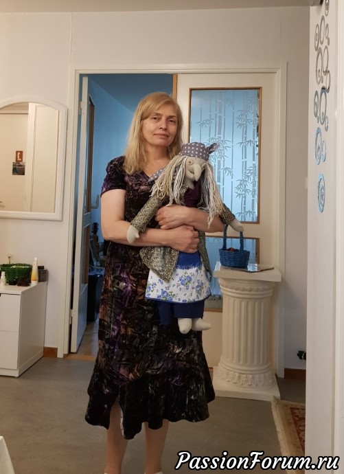 Здесь на фото видно какого роста баба-ежка!
Дочка сфоткала меня в процессе работы а я решила вам тоже показать. Здесь на фото видно какого роста баба-ежка!
Дочка сфоткала меня в процессе работы а я решила вам тоже показать.