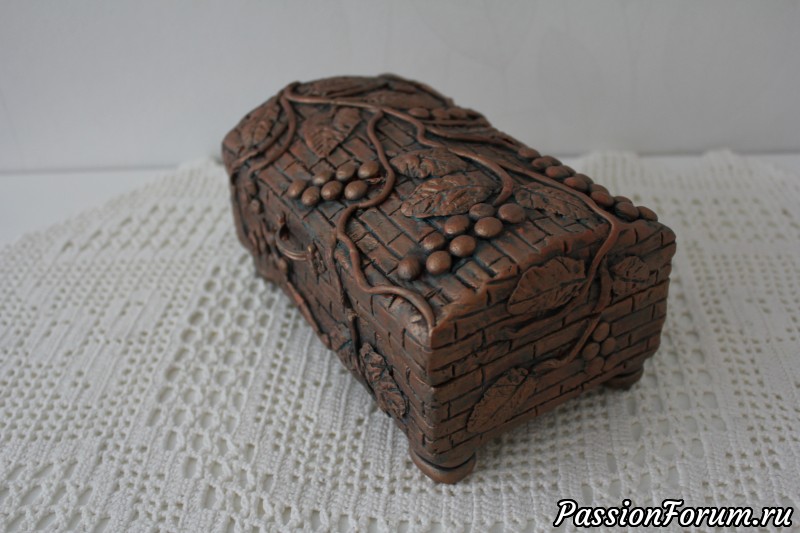 Декор шкатулки и бутылки глиной.