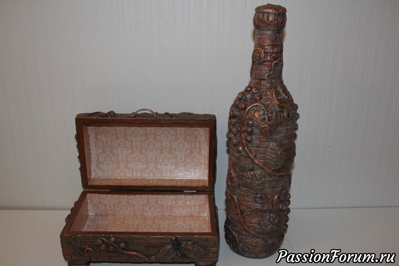 Декор шкатулки и бутылки глиной.