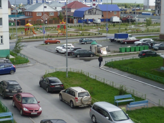 так поближе, даже мусорные баки видны и там редко бывает грязно, мусор вывозят ежедневно и еще там специально свободное место для всяких габаритных предметов обихода, корпусной мебели, мягкой и всякой не нужжной техники так поближе, даже мусорные баки видны и там редко бывает грязно, мусор вывозят ежедневно и еще там специально свободное место для всяких габаритных предметов обихода, корпусной мебели, мягкой и всякой не нужжной техники