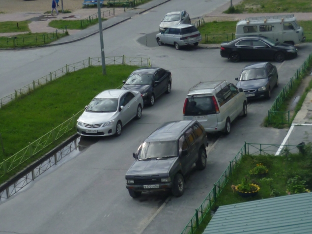 это кусочек газона с правой стороны дома это кусочек газона с правой стороны дома
