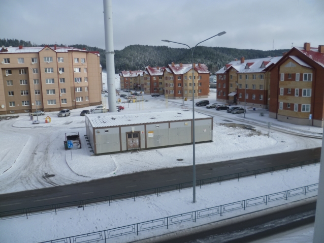 на улице зима, а за трубой котельной спуск горнолыжной трассы на улице зима, а за трубой котельной спуск горнолыжной трассы