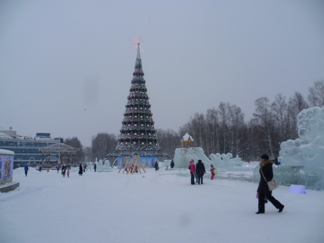 Главная площадь города Ханты-Мансийска в дневном, новогоднем убранстве