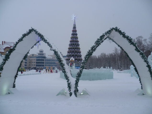 Главная площадь города Ханты-Мансийска в дневном, новогоднем убранстве