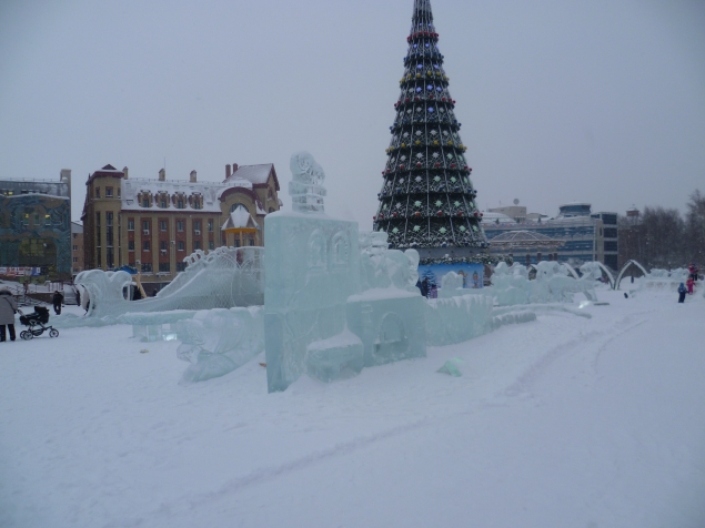 Главная площадь города Ханты-Мансийска в дневном, новогоднем убранстве