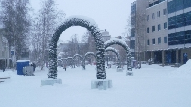 Главная площадь города Ханты-Мансийска в дневном, новогоднем убранстве