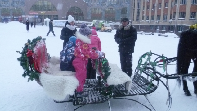Главная площадь города Ханты-Мансийска в дневном, новогоднем убранстве Главная площадь города Ханты-Мансийска в дневном, новогоднем убранстве