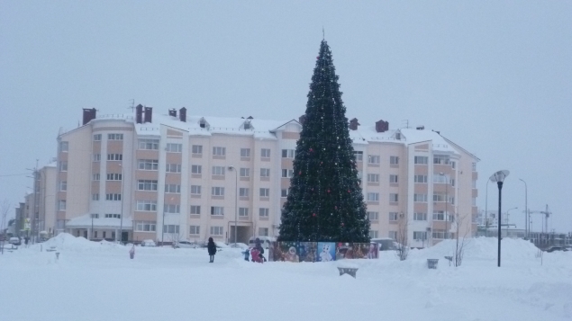 Главная площадь города Ханты-Мансийска в дневном, новогоднем убранстве