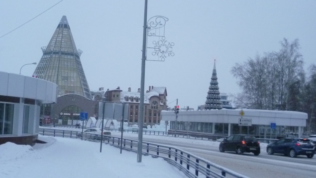 Главная площадь города Ханты-Мансийска в дневном, новогоднем убранстве