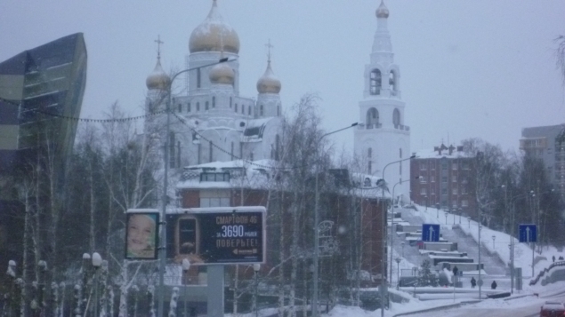 Главная площадь города Ханты-Мансийска в дневном, новогоднем убранстве