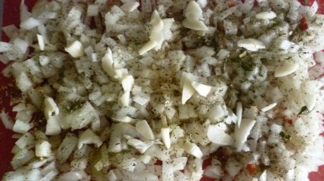 щедро засыпала луком порезанным мелко кубиками, поперчила, посыпала любимыми сухими травками-приправами,посолила совсем чуть, затем настрогала сливочное масло щедро засыпала луком порезанным мелко кубиками, поперчила, посыпала любимыми сухими травками-приправами,посолила совсем чуть, затем настрогала сливочное масло