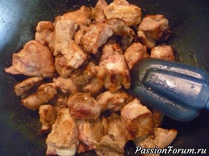 Чахохбили можно готовить из разного мяса, а мне нравится из куры и свиных хрящей: нарезаем мясо удобными Вам кусочками солим, перчим и сразу же обжариваем на большом огне до румяности (не до готовности) и убираем в посуду в которой и будем готовить наше блюдо Чахохбили можно готовить из разного мяса, а мне нравится из куры и свиных хрящей: нарезаем мясо удобными Вам кусочками солим, перчим и сразу же обжариваем на большом огне до румяности (не до готовности) и убираем в посуду в которой и будем готовить наше блюдо