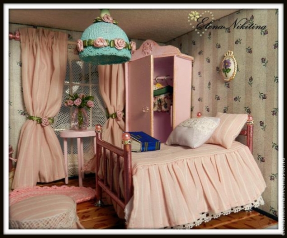 Кукольная кровать. Кукольная миниатюра Елены Никитиной (из интернета)