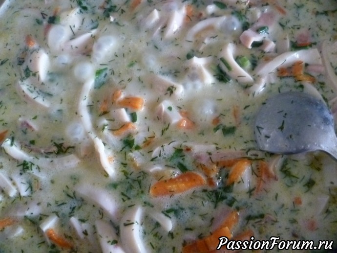 кальмары выложить в сотейник или сковороду, добавить лука и моркови по вкусу, мы любим много, залить смесью сметаны, разведенной в воде (у нас очень густая фермерская и приходится делать так, однажды заливала просто йогуртом, думаю можно и кефиром) с 1 ст. ложкой крахмала или муки+соль, перец по вкусу, прогреть 2-3 минуты и выключить, посыпать зеленью, обычно кушаем с вареным рисом, картофелем или картофельным пюре кальмары выложить в сотейник или сковороду, добавить лука и моркови по вкусу, мы любим много, залить смесью сметаны, разведенной в воде (у нас очень густая фермерская и приходится делать так, однажды заливала просто йогуртом, думаю можно и кефиром) с 1 ст. ложкой крахмала или муки+соль, перец по вкусу, прогреть 2-3 минуты и выключить, посыпать зеленью, обычно кушаем с вареным рисом, картофелем или картофельным пюре