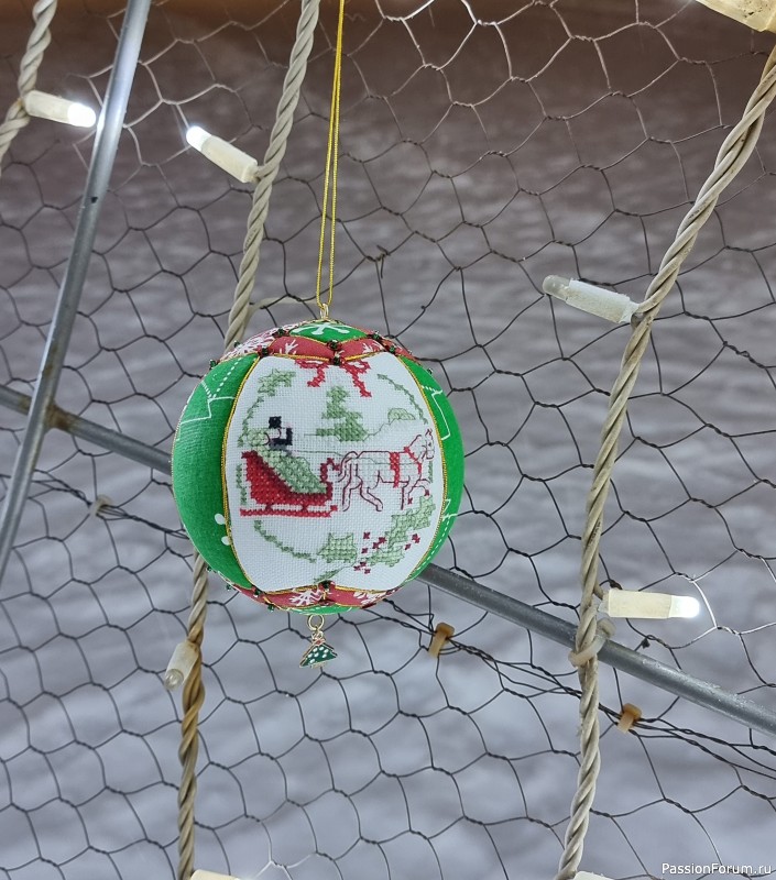 Новогодний шарик кимекоми с вышивкой. Новогодний шарик кимекоми с вышивкой.