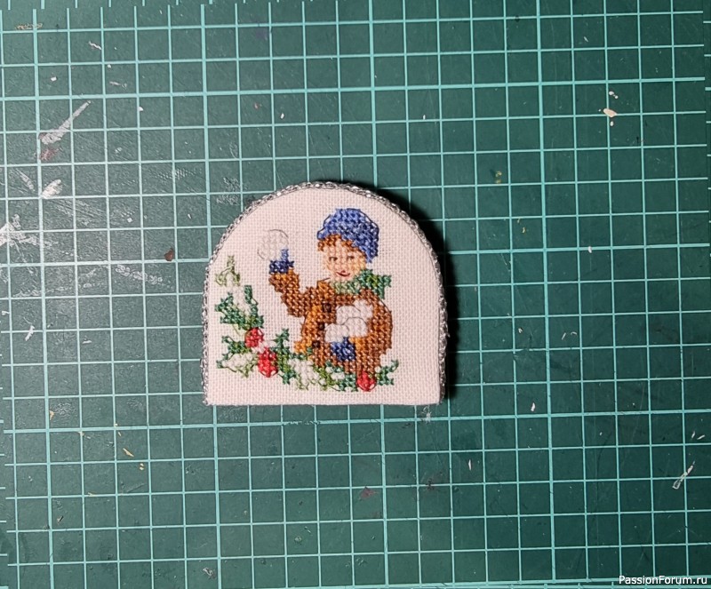 Снежный шар с вышивкой