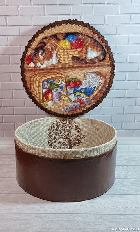 Корявая коробулька, поднос для кухни и номерок на дверь (прикладная вышивка)