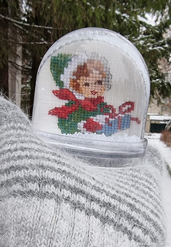 Снежный шар с вышивкой