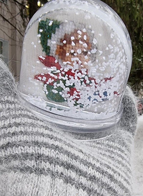 Снежный шар с вышивкой