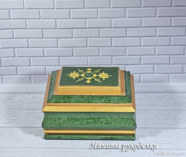 Шкатулка для хранения украшений.