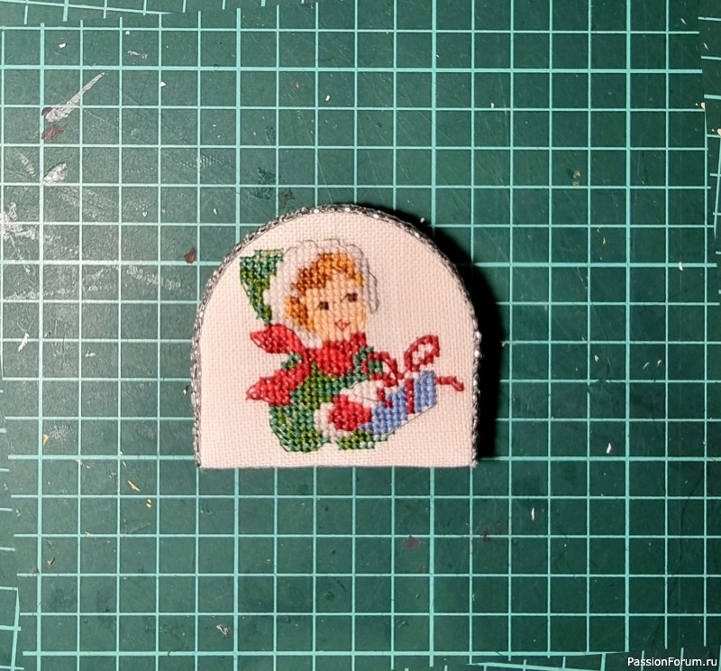 Снежный шар с вышивкой