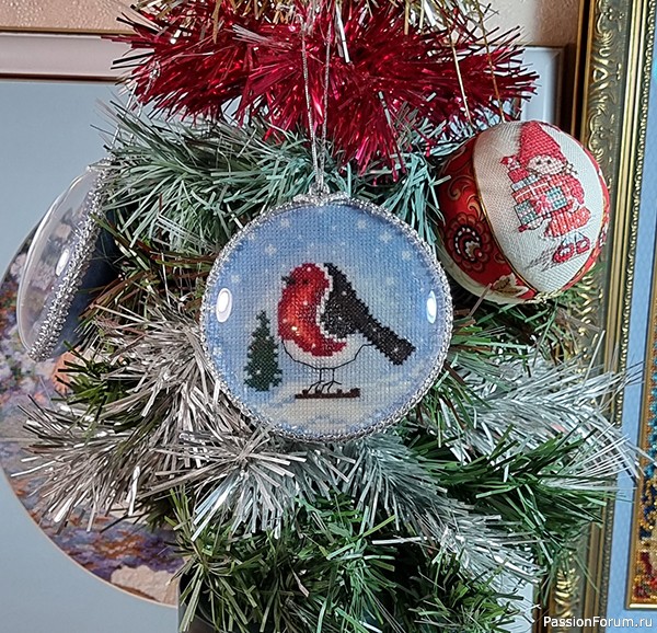 Новогодние игрушки с вышивкой