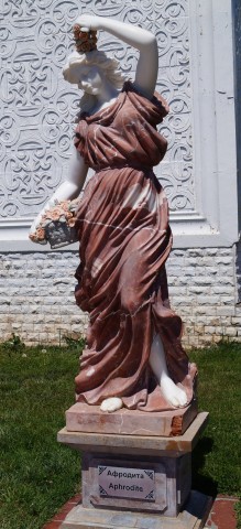 |
Афродита - в греческой мифологии богиня красоты и любви, включавшаяся в число двенадцати великих олимпийских богов. Она также богиня плодородия, вечной весны и жизни. Она — богиня браков и даже родов, а также «детопитательница». Любовной власти Афродиты подчинялись боги и люди. Была безжалостна к тем, кто отвергает любовь.
(текст из Википедии) |
Афродита - в греческой мифологии богиня красоты и любви, включавшаяся в число двенадцати великих олимпийских богов. Она также богиня плодородия, вечной весны и жизни. Она — богиня браков и даже родов, а также «детопитательница». Любовной власти Афродиты подчинялись боги и люди. Была безжалостна к тем, кто отвергает любовь.
(текст из Википедии)