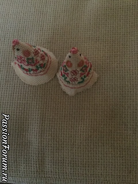 Но когда я 'свернула" этих малышек, они как-то нехотя очаровали меня..
а что? Вроде совсем ничего.. я не использовала бисер на этих малышек, украсив их "шубки' серебряным и золотым металликом, про себя заметив, что снежинка по центру просто исчезла из-за красного заполнения Но когда я 'свернула" этих малышек, они как-то нехотя очаровали меня..
а что? Вроде совсем ничего.. я не использовала бисер на этих малышек, украсив их "шубки' серебряным и золотым металликом, про себя заметив, что снежинка по центру просто исчезла из-за красного заполнения