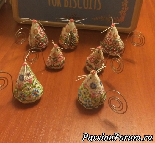 Все мыши наполнены рисом, стянуты на фетровую вкладку (что оказалось ошибкой .. последовала совету сборки) и.. посажены на 2-х пенсовые (большие) и 1 пенсовые (2маленькие мышки ) монеты.. а хвосты? А хвосты предварительно были подклеены суперклеем на монетки.. как только они схватились - мышу туда и прижать посильнее Все мыши наполнены рисом, стянуты на фетровую вкладку (что оказалось ошибкой .. последовала совету сборки) и.. посажены на 2-х пенсовые (большие) и 1 пенсовые (2маленькие мышки ) монеты.. а хвосты? А хвосты предварительно были подклеены суперклеем на монетки.. как только они схватились - мышу туда и прижать посильнее