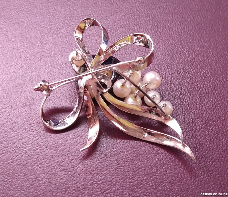 Стерлинговая брошь с жемчугом.