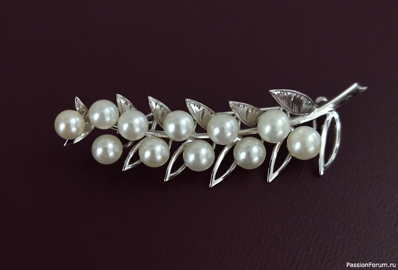 Стерлинговая брошь с жемчугом.
