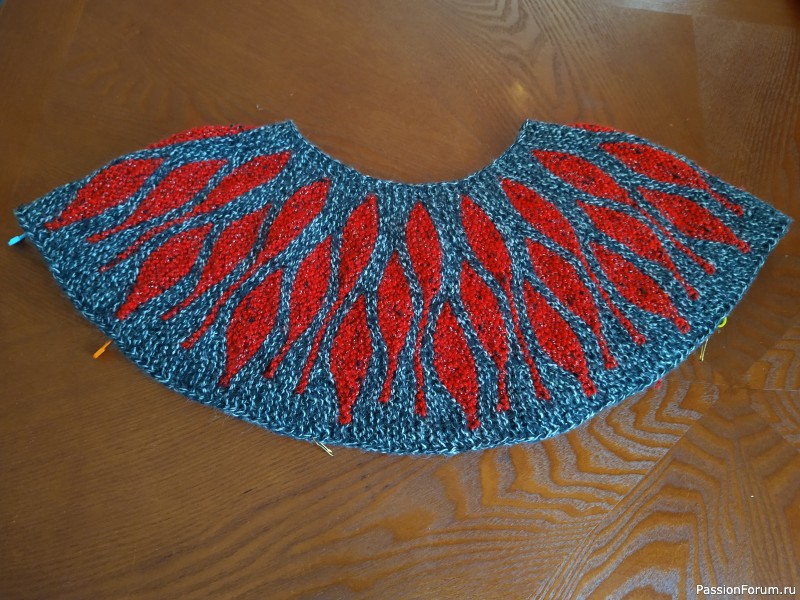 Пуловер с круглой кокеткой.