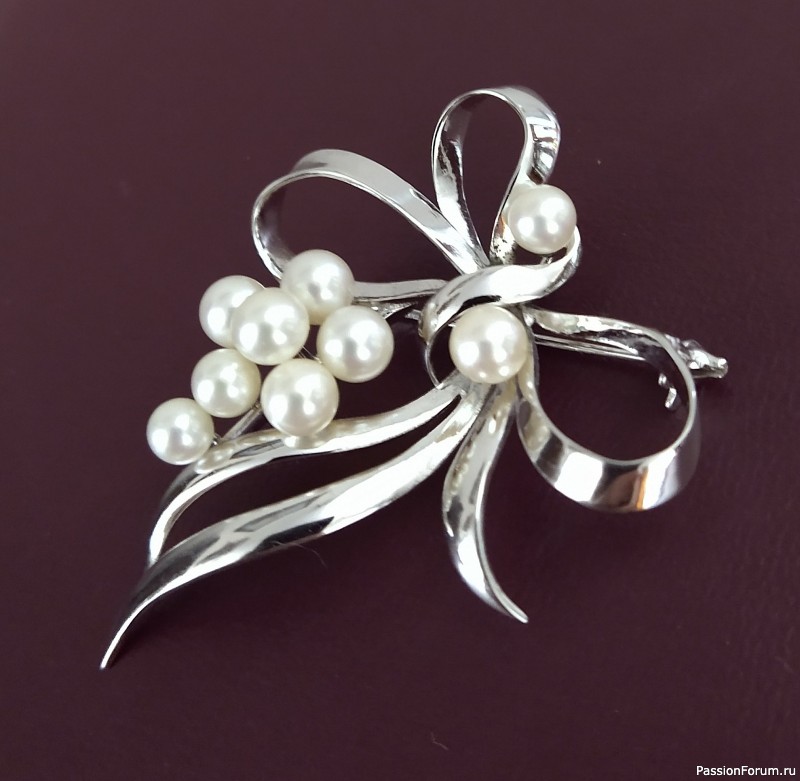 Стерлинговая брошь с жемчугом.