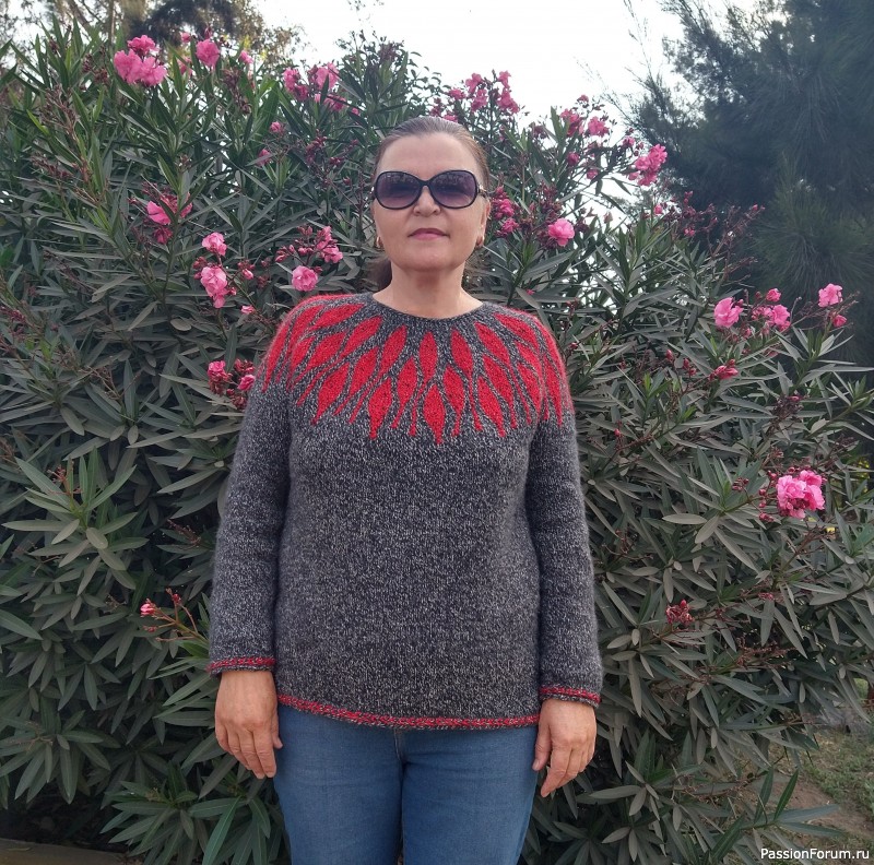 Пуловер с круглой кокеткой.