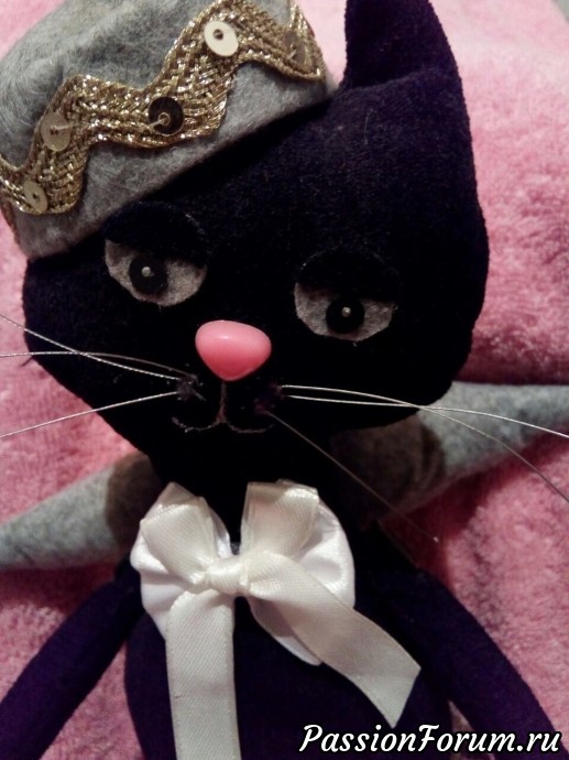 Котейка.Я считала что он грустный,но один ребенок сказал,что он задумчивый. Котейка.Я считала что он грустный,но один ребенок сказал,что он задумчивый.