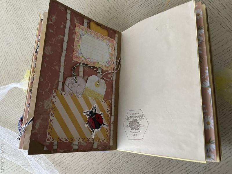 Ещё один джанкбук. “Bees& Flowers"