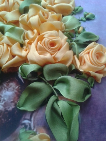 Желтые розы. Вышивка лентами