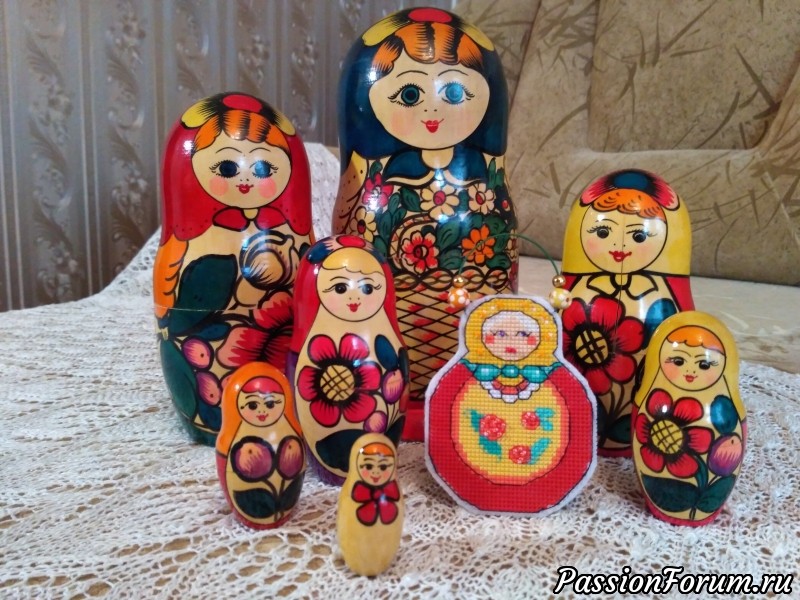 Маленькая крошка - красная матрёшка