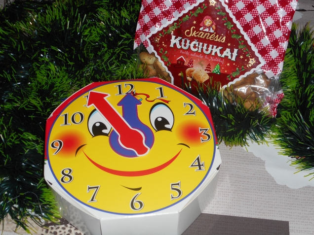На часах уже двенадцать без пяти!!! "Заморские конфетки"- будут вскрыты в означенное время и продегустированы...
А в пакетике рядом- рождественское угощение "Кучукаи"- будем пробовать, как положено на Рождество ( а так хочется сейчас!) На часах уже двенадцать без пяти!!! "Заморские конфетки"- будут вскрыты в означенное время и продегустированы...
А в пакетике рядом- рождественское угощение "Кучукаи"- будем пробовать, как положено на Рождество ( а так хочется сейчас!)