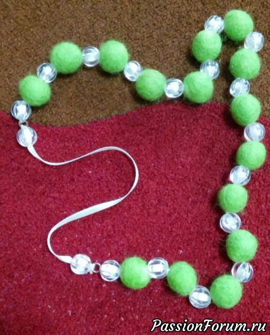 ​Сирень, цветы и шерстяные бусы.