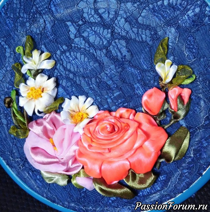 ​Сирень, цветы и шерстяные бусы.