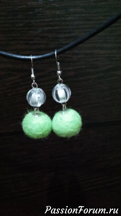 ​Сирень, цветы и шерстяные бусы.