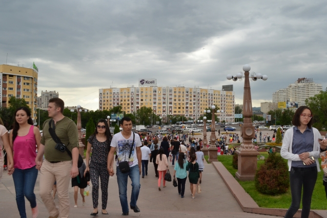 Народу прибавляется к вечеру Народу прибавляется к вечеру
