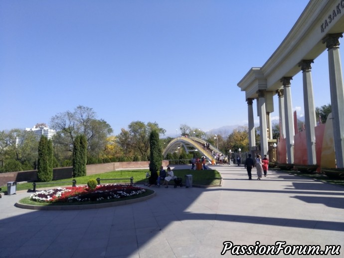 Опять вход в парк, но мы уже уходим. Опять вход в парк, но мы уже уходим.