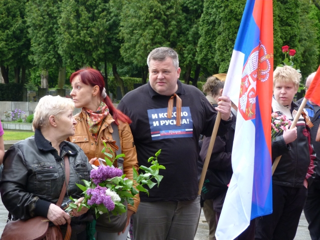 Было много народу из других стран. Например, здесь вы видите серба из Косово. Было много народу из других стран. Например, здесь вы видите серба из Косово.
